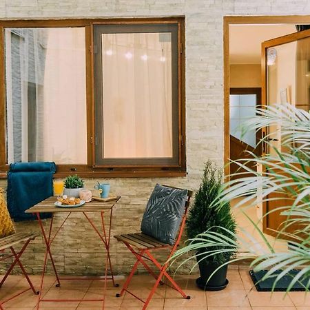 Studio with private terrace next to Cișmigiu Bucarest Esterno foto