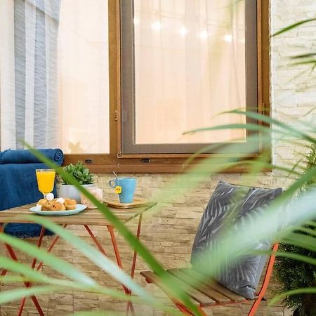 Studio with private terrace next to Cișmigiu Bucarest Esterno foto