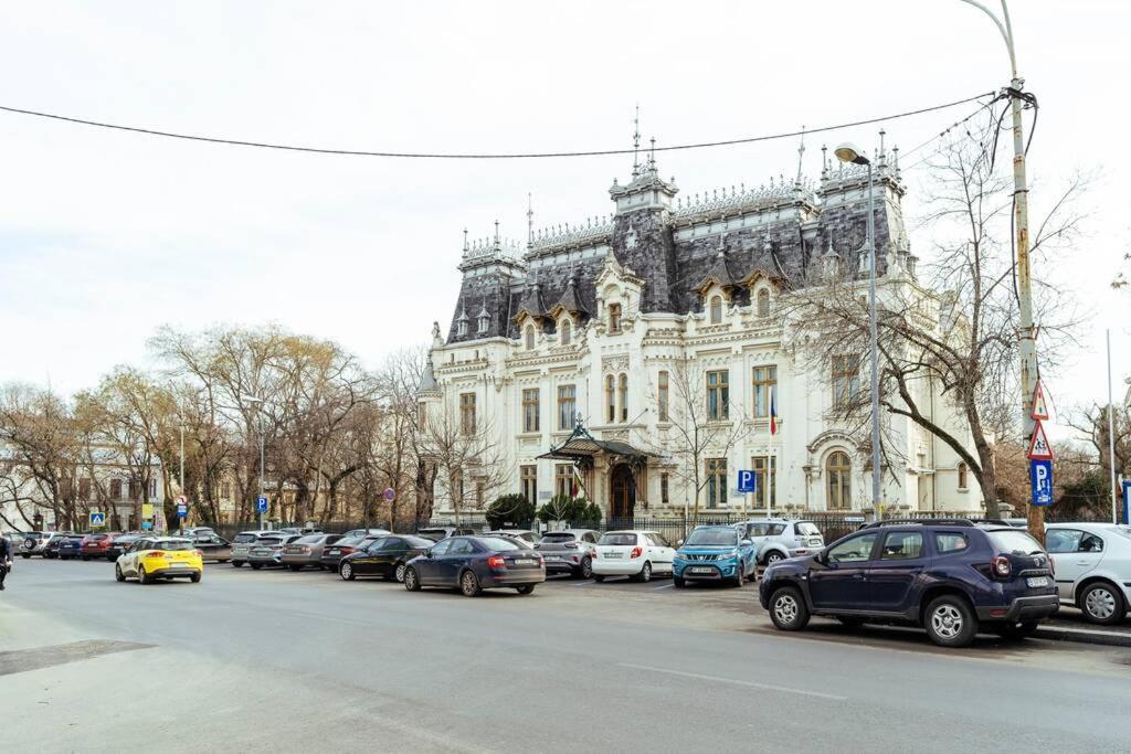 Studio with private terrace next to Cișmigiu Bucarest Esterno foto