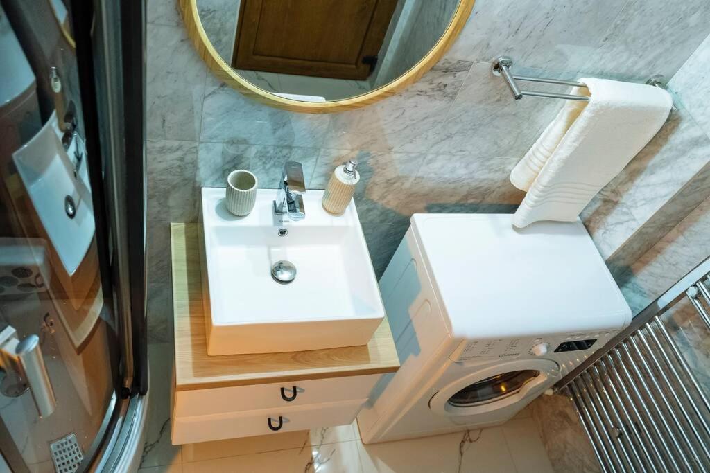 Studio with private terrace next to Cișmigiu Bucarest Esterno foto