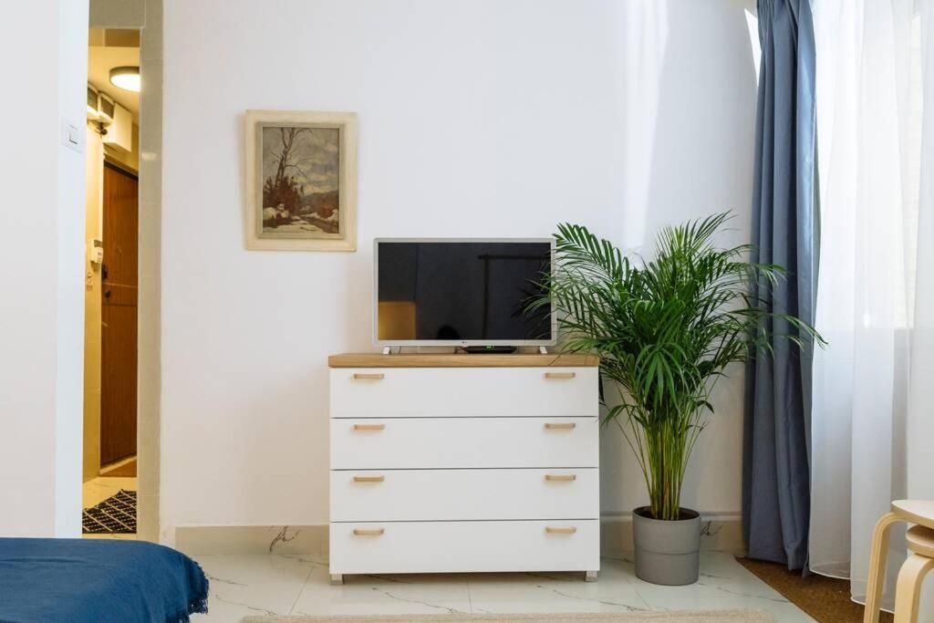Studio with private terrace next to Cișmigiu Bucarest Esterno foto
