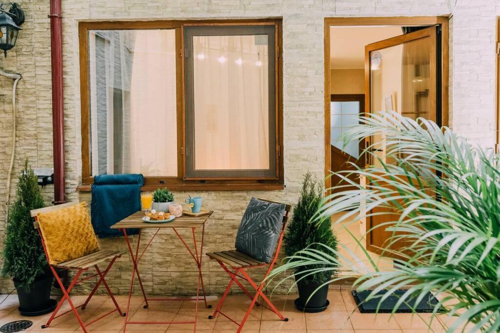 Studio with private terrace next to Cișmigiu Bucarest Esterno foto