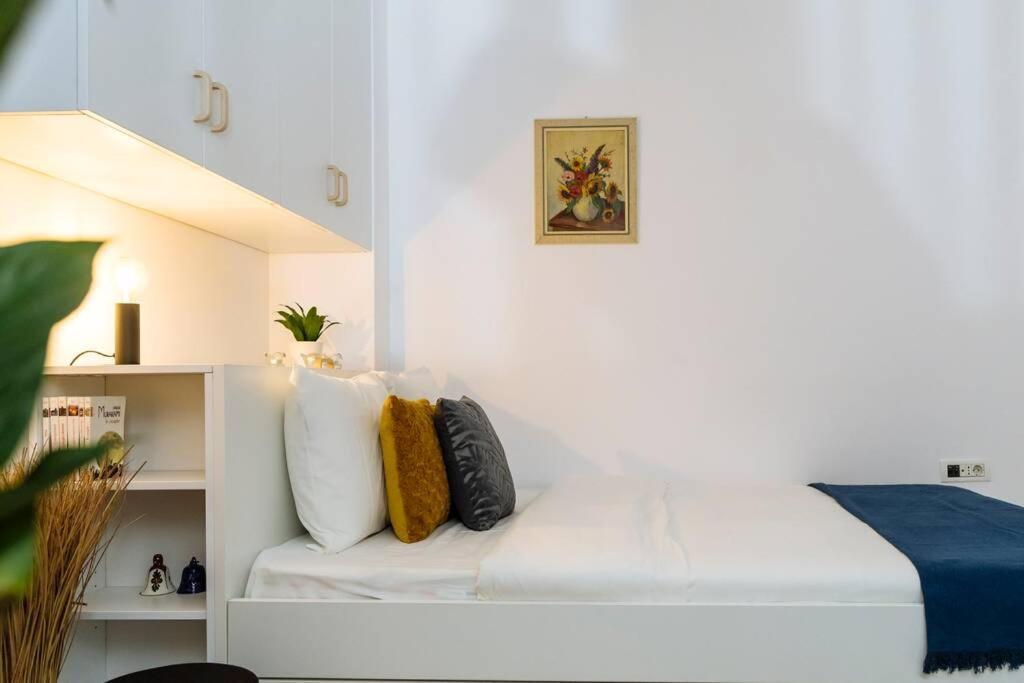 Studio with private terrace next to Cișmigiu Bucarest Esterno foto