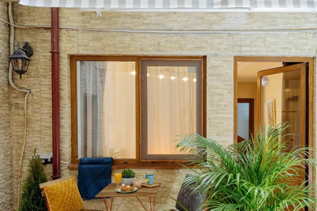 Studio with private terrace next to Cișmigiu Bucarest Esterno foto